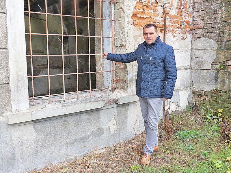 Prezes Fundacji Pomocy Młodzieży im. Jana Pawła II „Wzrastanie” Marian Żołyniak podkreśla, że nie chce, żeby doszło do wyburzenia budynku. Brak pieniędzy stawia go w trudnej sytuacji.<br/>fot.Barbara Chmura