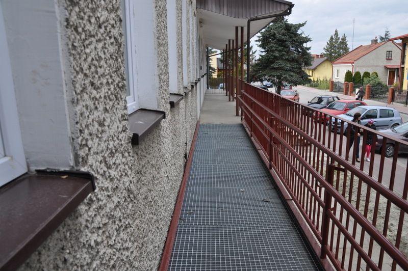 Przychodnia rejonowa podjazd przystosowany do potrzeb osób niepełnosprawnych już ma, teraz zyska parking.<br/>fot.Paweł Bugira