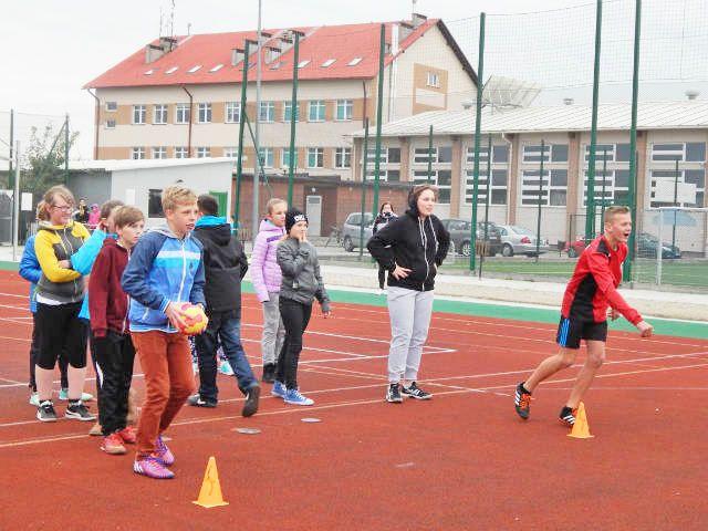 Dzieciaki ze Szkoły Podstawowej w Wólce Pełkińskiej pokazały wszystkim, jak się ćwiczy. <br/>fot.Izabela Plęs
