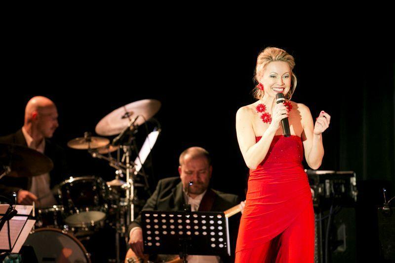 W postać królowej polskiej estrady, Anny Jantar, w spektaklu <i>Życia Garść</i> wcieli się aktorka Teatru Miejskiego im. W. Gombrowicza w Gdyni Beata Buczek-Żarnecka.