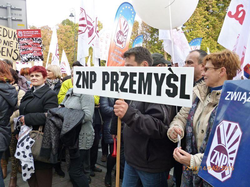 15 tys. nauczycieli oraz pracowników obsługi i administracji protestowało 14 października br. przeciwko bałaganowi w oświacie, dzikiej prywatyzacji szkół i przedszkoli, niskim nakładom na edukację. <br/>fot.Aleksandra Białoń