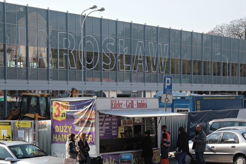 Całkowicie szklana fasada z rzucająca się w oczy nazwą miasta, to nowe oblicze jarosławskiego dworca.<br/>fot.Roman Kijanka