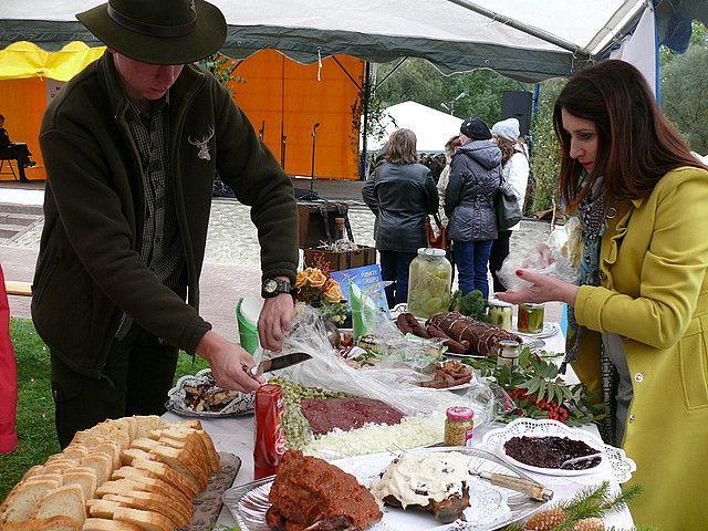 Na gości festiwalu czekało sporo atrakcji, m.in. darmowa degustacja potraw z dziczyzny.<br/>fot.Iwona Buczko