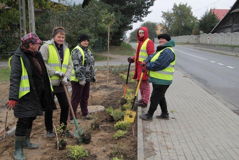 Uczą się aranżacji terenów zielonych, wykonując rabaty, które w gminie zostaną.<br/>fot.Roman Kijanka