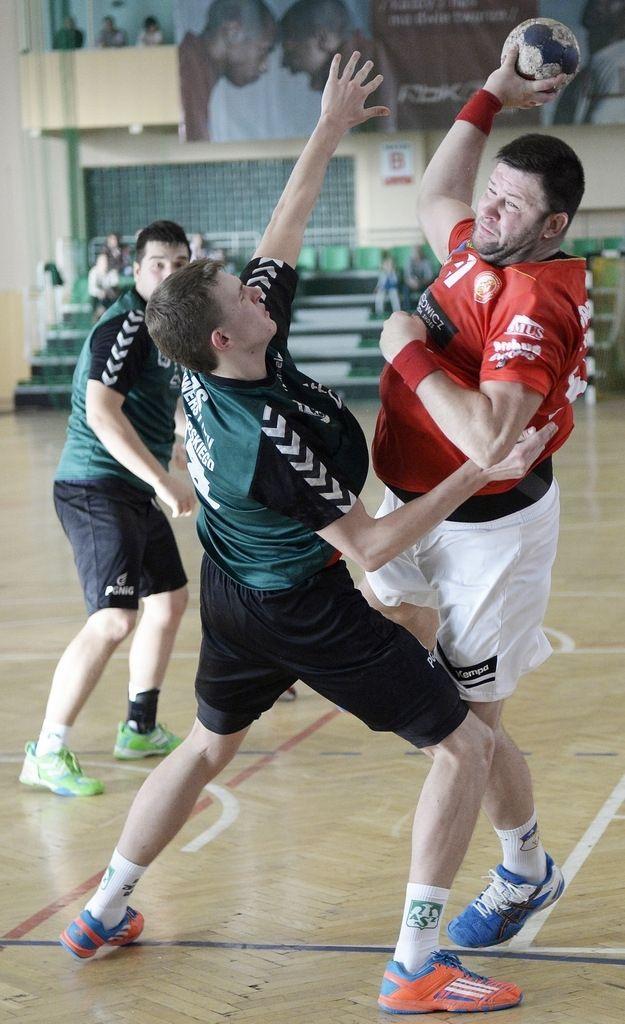 Na powrót Macieja Kubisztala (z piłką) wyczekiwali wszyscy. Trenerzy, działacze, kibice, koledzy z drużyny. <br/>fot.Łukasz Delmanowicz