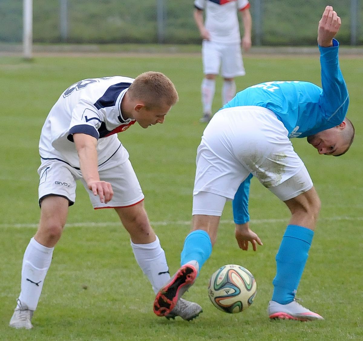 Mateusz Kalawski (z lewej) dzielnie walczył dzisiejszego (18 października br.) z faworyzowanymi zawodnikami Resovii.<br/>fot.Łukasz Delmanowicz