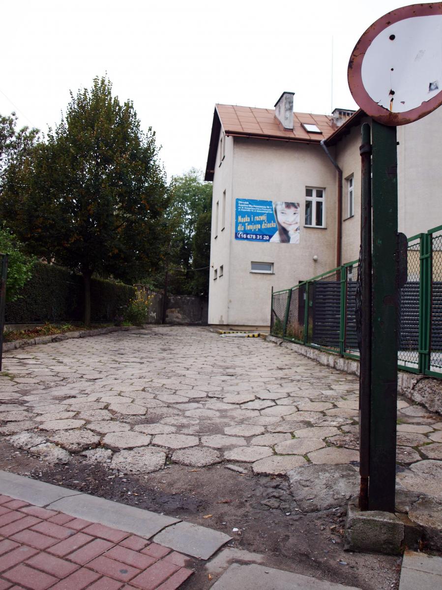Ze stanem technicznym podwórka przy budynku SOSW nr 1 w Przemyślu można dyskutować. Dyrektor placówki mówi, że nie jest tak źle. Rodzic uważa, że stan jest fatalny.<br/>fot.Mariusz Godos