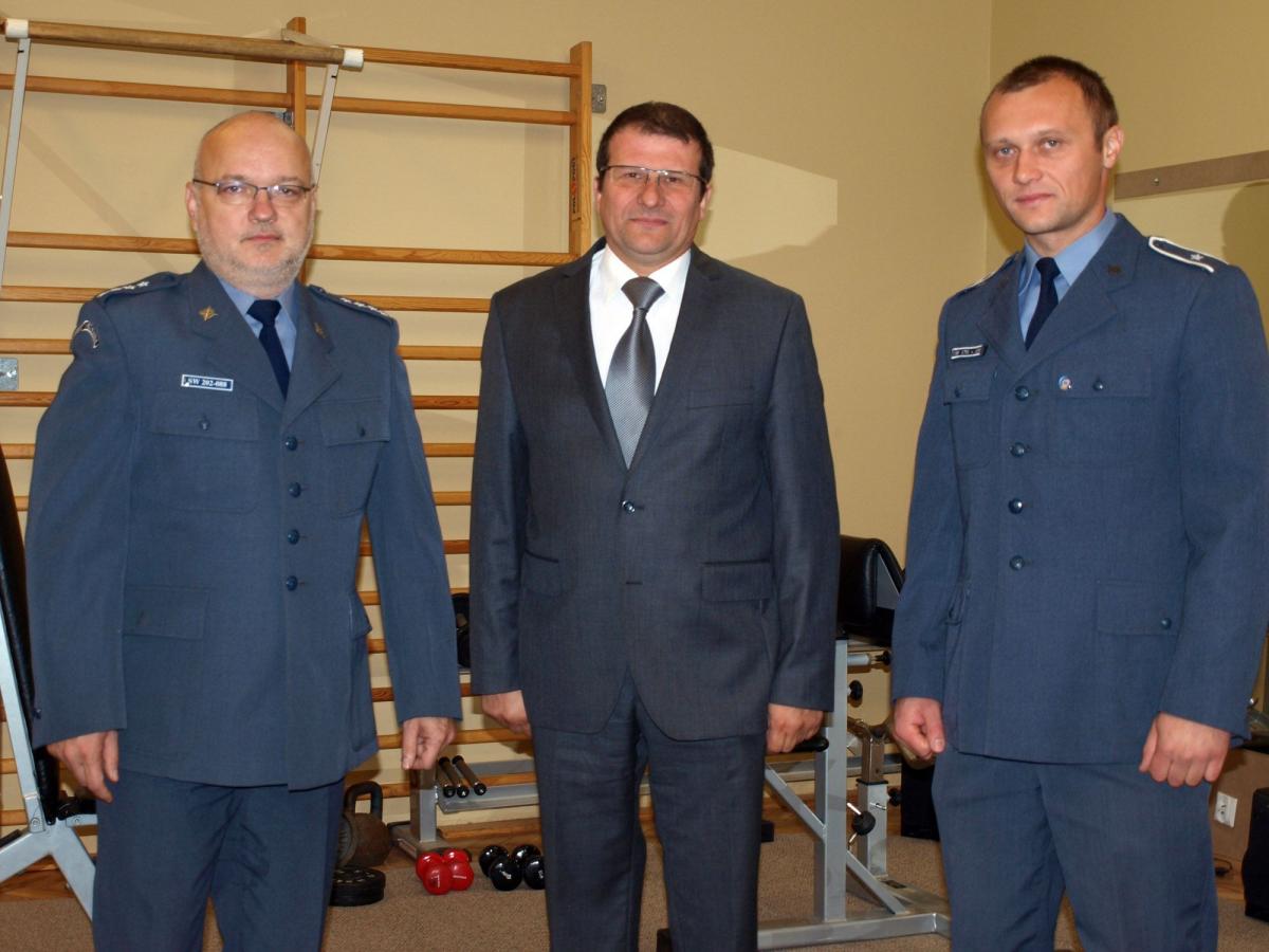 – Jestem bardzo wdzięczny za tę inicjatywę, bo to naprawdę rzadkość w dzisiejszych czasach – powiedział dyrektor SOSW nr 2 Zbigniew Berestecki (w środku). Z prawej przewodniczący związku zawodowego funkcjonariuszy więziennictwa Zakładu Karnego w Medyce chorąży Mirosław Genda. Z lewej przewodniczący 