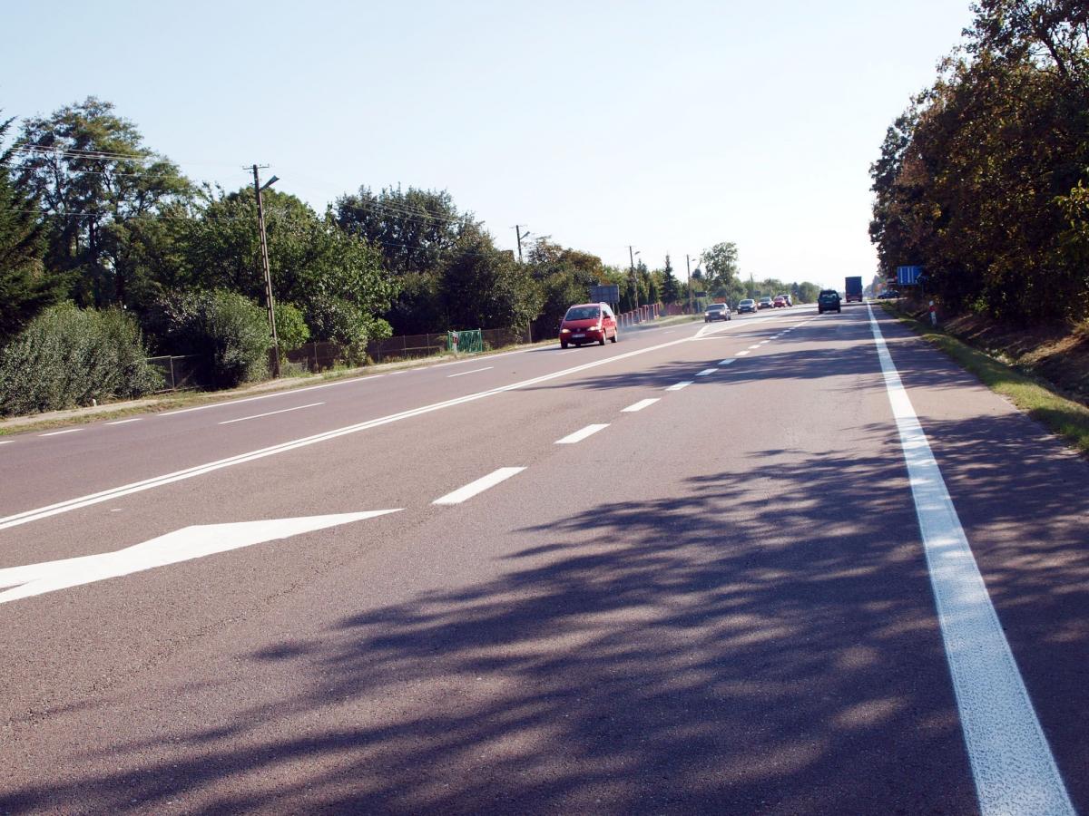 Rolnicy z gminy Radymno, którzy nie chcą łamać przepisów i narażać się na mandat karny, nie będą musieli już jechać do Orłów, aby nawrócić i wjechać na swoje pola. Teraz zrobią dla nich lewoskręty.<br/>fot.Mariusz Godos