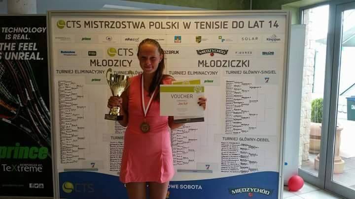 Dominika Szczotka podczas mistrzostw Polski w tenisie do lat 14 prezentuje zdobyty puchar. <br/>fot.Agata Szczotka 