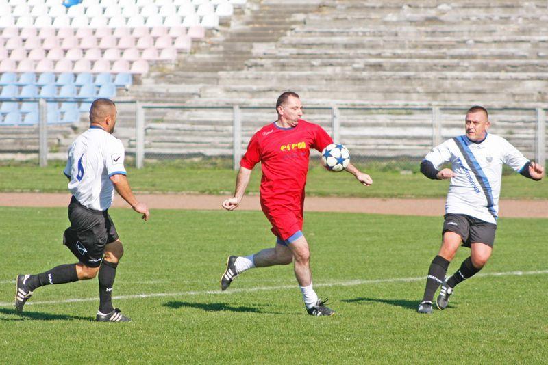 Jerzy Podbrożny (w środku) w ataku na bramkę reprezentacji Przemyśla. Popularny „Gumiś” sprawił, że ten mecz skończył się remisem.<br/>fot.Kamil Krukiewicz