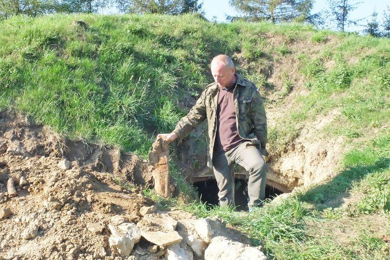 Zbigniew Podolak, społeczny opiekun fortu <i>Browar</i>. Powoli spod ziemi wyłania się zasypany schron pogotowia. 
