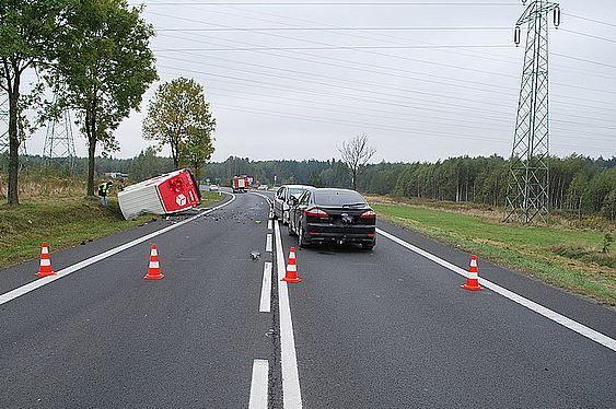 Ford transit zderzył się czołowo z fordem focusem oraz jadącym za nim fordem mondeo.<br/>fot.KPP Kolbuszowa
