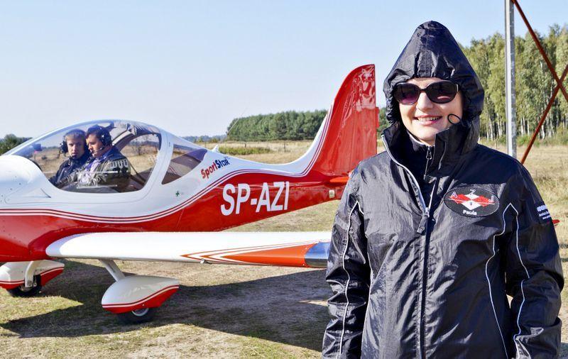 Paulina Ćwiękała, żona prezesa aeroklubu, opowiada o nowym nabytku.<br/>fot.Barbara Chmura