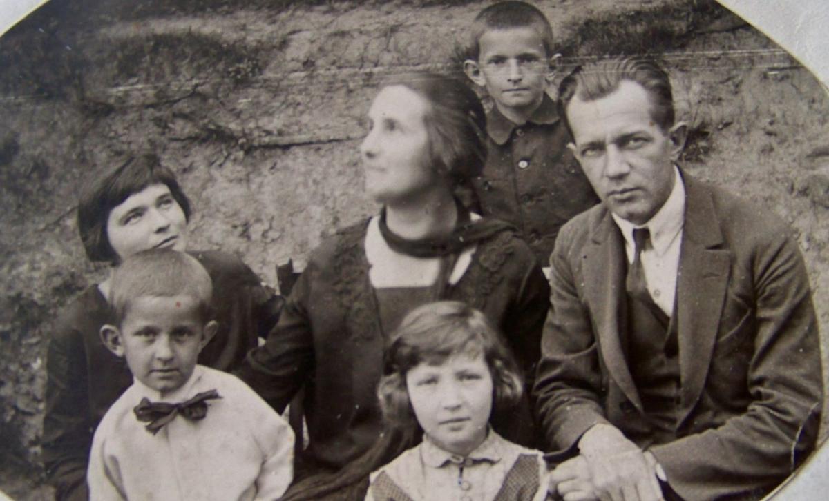 Zdjęcie rodziny Mariana Janusza z okresu jego pobytu w Birczy w latach 1919 – 1928.<br/>fot.zdjęcie archiwalne
