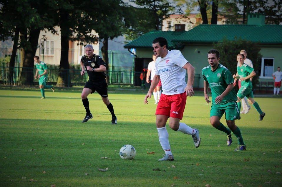 Mateusz Hołub (przy piłce) strzelił Sokołowi Sokolniki aż cztery bramki.<br/>fot.Natalia Styś