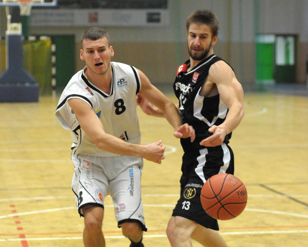Jakub Patoka (z lewej) coraz pewniej czuje się w przemyskim zespole i można być więcej niż pewnym, że niebawem stanie się niezwykle ważnym ogniwem tej ekipy.<br/>fot.Łukasz Delmanowicz