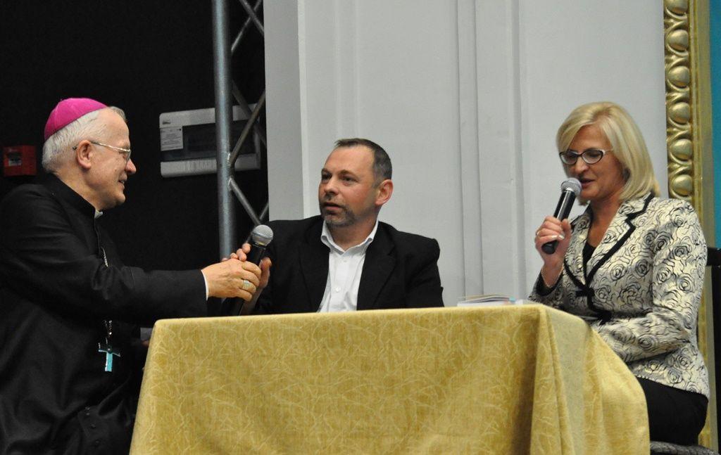 Od lewej: abp Józef Michalik, autor książki Tomasz Krzyżak i prowadząca spotkanie Elżbieta Maciołek.<br/>fot.Paweł Bugira
