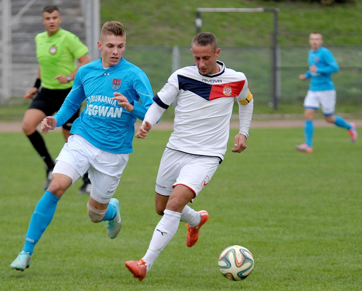 Arkadiusz Gosa (z prawej) strzelił 6. gola w lidze. Dzisiaj skończył 30 lat, więc sprawił sobie miły prezent urodzinowy.<br/>fot.Łukasz Delmanowicz