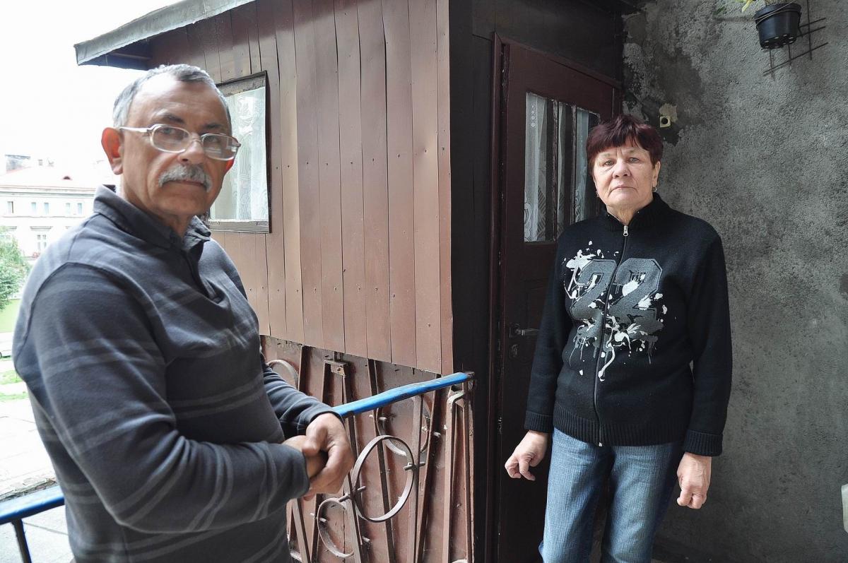 Józefa i Wiesław Zielińscy będą musieli rozebrać ustawiony 20 lat temu ganek.<br/>fot.Paweł Bugira