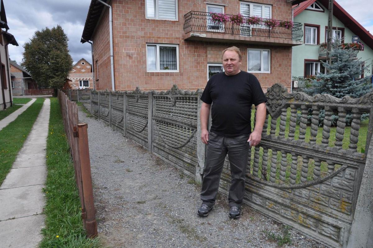 – Sąsiadka postawiła ogrodzenie na wspólnym przejeździe. Teraz nie mogę wjechać na podwórze – mówi Stanisław Nieckarz.<br/>fot.Paweł Bugira