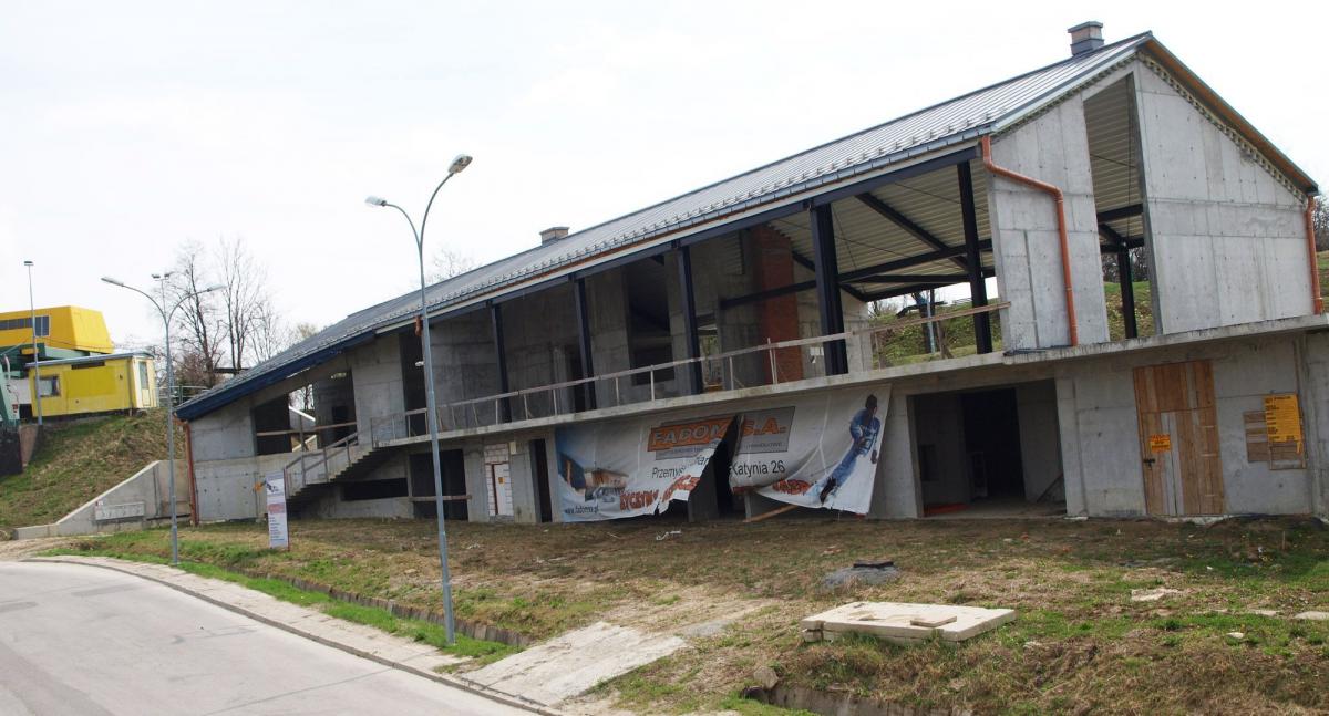 Pawilon przy ulicy Pasteura w Przemyślu jakiś czas jeszcze „postraszy”.<br/>fot.Mariusz Godos