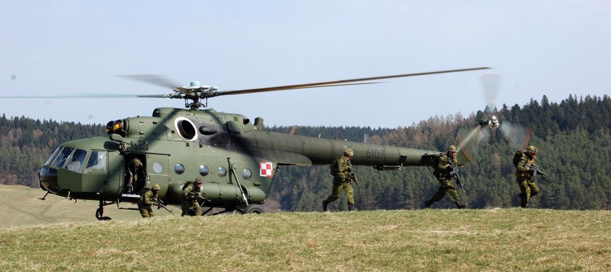 W ćwiczeniach biorą udział m.in. śmigłowce Mi-2 z 1. Brygady Lotnictwa Wojsk Lądowych.<br/>fot.serwis BiOSG
