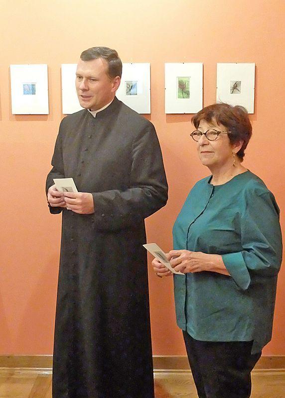 Dyrektor Muzeum Diecezjalnego ks. Marek Wojnarowski i Rosa Tarruelle podczas wernisażu.<br/>fot.Jacek Szwic