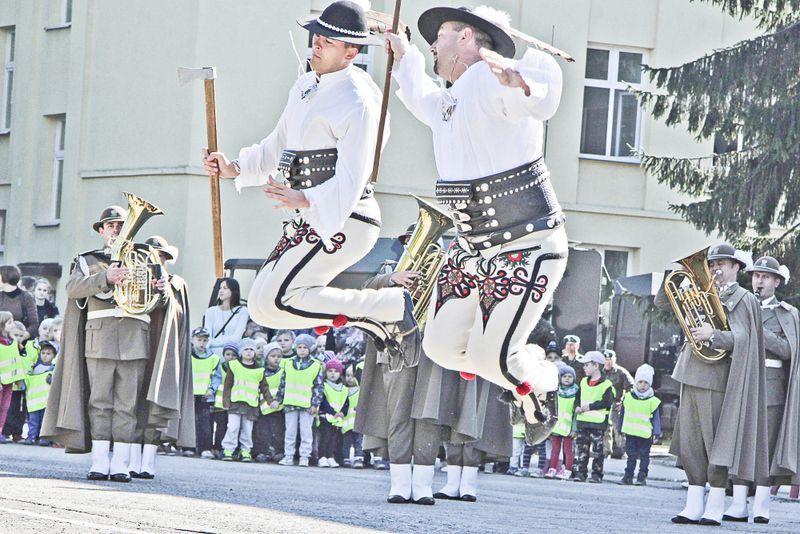 Występ orkiestry wzbogaciła ciekawa choreografia.<br/>fot.Roman Kijanka