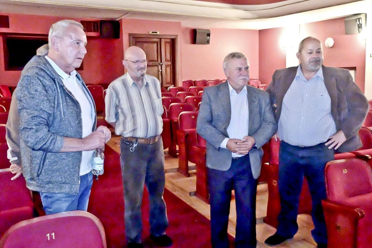 Bezpośrednio po prapremierze wójt gminy Tadeusz Bobek i sekretarz Jerzy Gruszecki (pierwsi z prawej) dzielą się uwagami z autorem Janem Miszczakiem (pierwszy z lewej).<br/>fot.Jacek Szwic