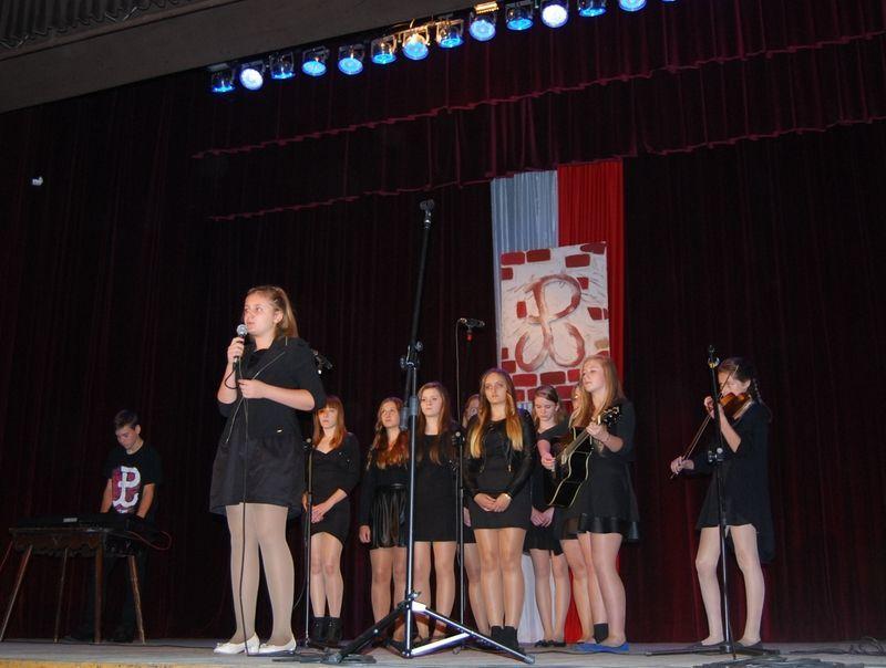 Dominika, Paulina, Michał, Jolanta, Paulina, Karolina, Kamila, Wiktoria, Martyna, Małgorzata z Publicznego Gimnazjum w Boratynie jako zespół Sing zaprezentowali utwór Miasto. <br/>fot.Izabela Plęs