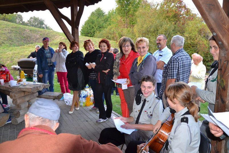 Podczas spotkania połączono przyjemne z pożytecznym. Było coś dla duszy i ciała. Spacer po Zniesieniu, wspólne grillowanie czy śpiewanie z młodzieżą i jej opiekunami stworzyło niepowtarzalny klimat.<br/>fot.ze zbiorów własnych