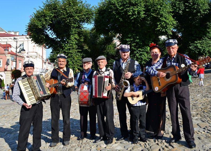 Zespół występuje w składzie: Mieczysław Pilch – akordeon, Wiesław Kwaśniak – akordeon (nieobecny na zdjęciu), Jan Bury – gitara basowa, śpiew, Henryk Hec – bęben, Andrzej Woźniak – bęben, akordeon, Bernadetta Woźniak – tamburyno, śpiew, Krystian Woźniak – gitara, Czesław Korab – saksofon, Aldek Saba