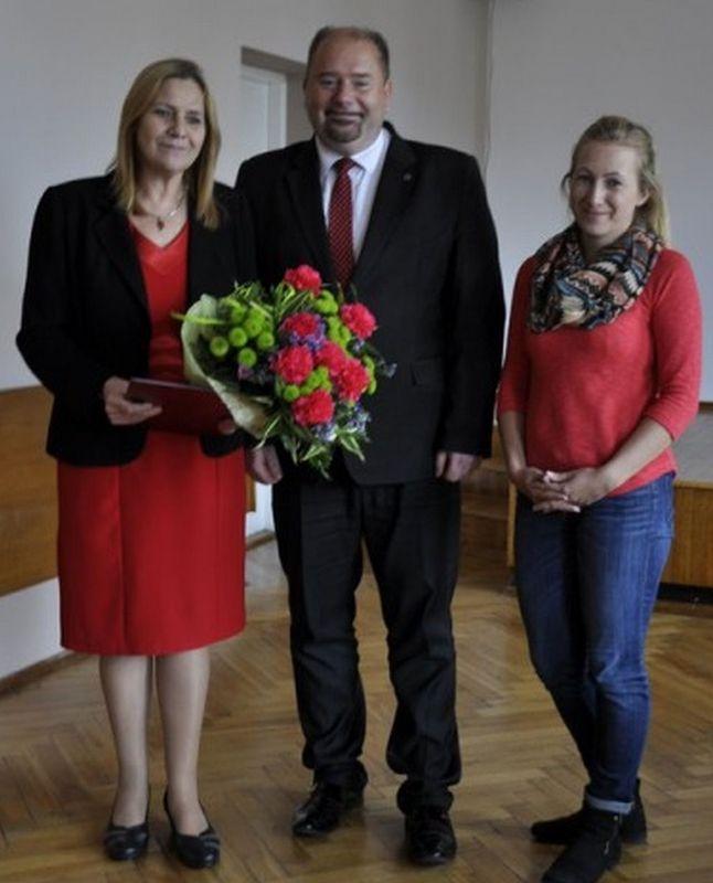 Teresa Piątek, dotychczasowy dyrektor MOK (od lewej), burmistrz Waldemar Paluch i nowa szefowa Greta Kłak.<br/>fot.UM Jarosław