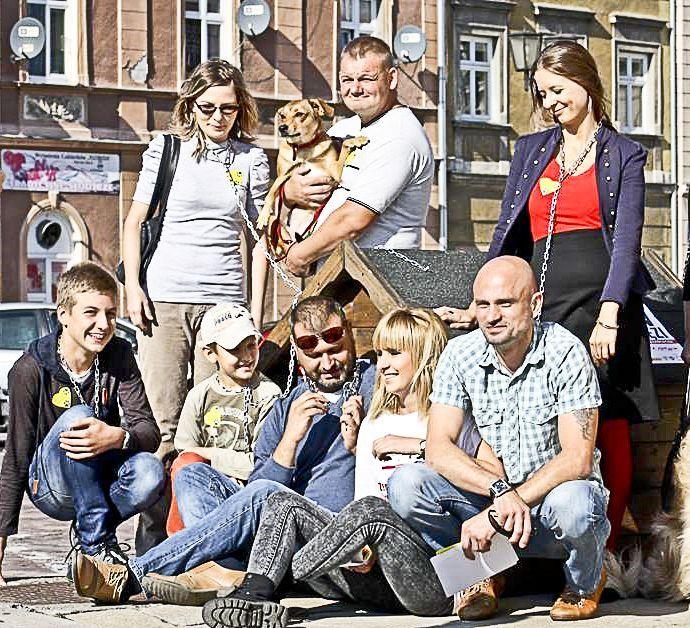 Gabriela Kubisz i Bartłomiej Łyżeń – współorganizator akcji – w niedzielne popołudnie zachęcali mieszkańców Jarosławia do wzięcia udziału w proteście. <br/>fot.Izabela Plęs