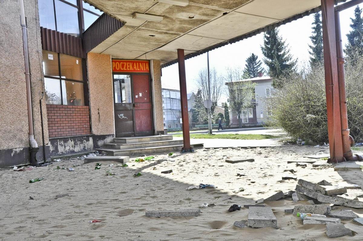 Dworzec PKS stoi pusty, wokół jest pełno śmieci, a prace budowlane ani drgnęły. Pasażerowie na autobusy oczekują pod niewielkimi wiatami.<br/>fot.Paweł Bugira