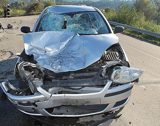 Osobowy opel, który brał udział w zdarzeniu, został mocno uszkodzony.<br/>fot.KMP Przemyśl