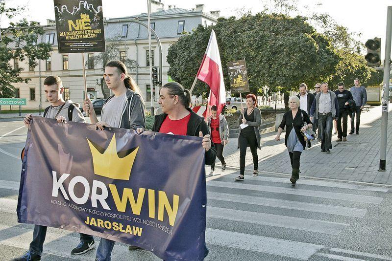 Korwiniści protestują przeciw napływowi islamskich imigrantów. <br/>fot.Roman Kijanka