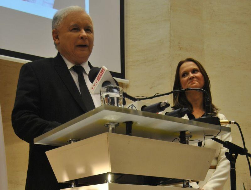 – Stawiamy na nowych ludzi – mówił J. Kaczyński, rekomendując kandydaturę Anny Schmidt-Rodziewicz.<br/>fot.Roman Kijanka