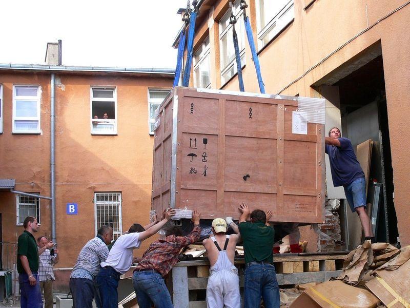 Montaż rezonansu magnetycznego przed 8 laty był operacją wymagającą specjalnego sprzętu i wybicia ściany. Podobnie będzie teraz.<br/>fot.Roman Kijanka