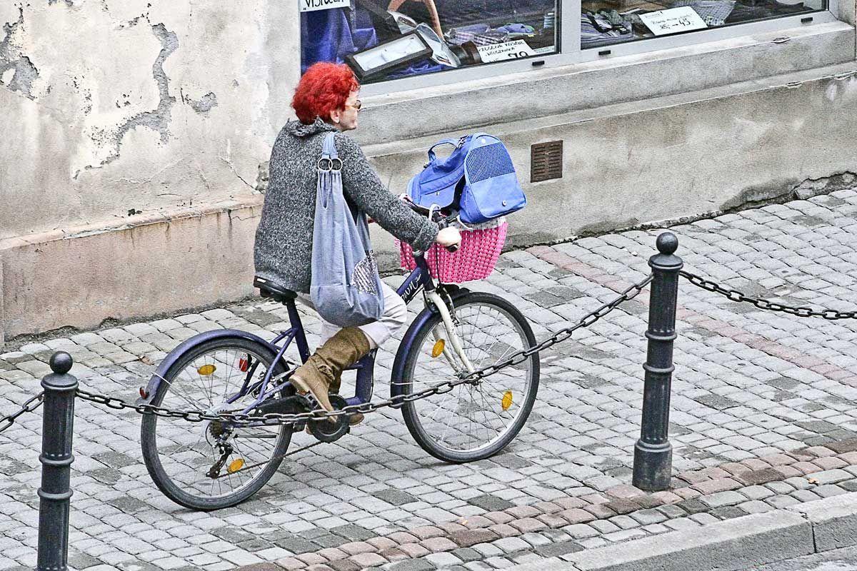 Warto wiedzieć, kiedy rowerzysta może korzystać z chodnika.