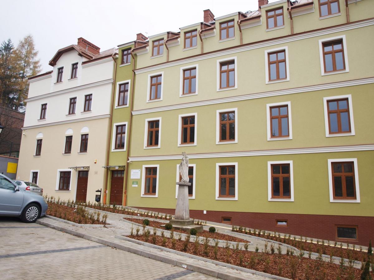 W placówce przemyskiego Caritasu przy ulicy Popiełuszki osoby starsze, korzystające z domu dziennego pobytu, mają zapewnione znakomite warunki.<br/>fot.Mariusz Godos