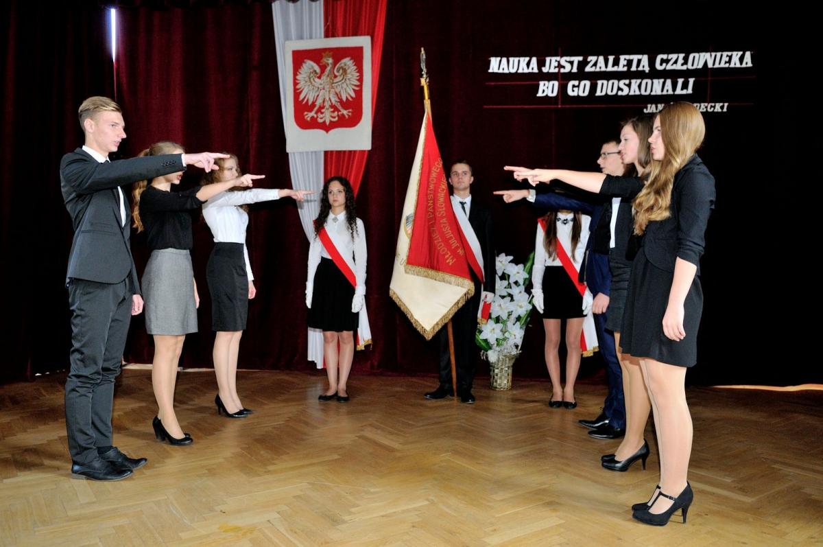 Pasowanie na ucznia w I LO w Przemyślu.<br/>fot.Rafał Niebieszczański