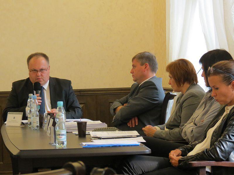 W swoim sprawozdaniu burmistrz poruszył wiele kwestii ważnych dla mieszkańców, w dużej mierze były to sprawy inwestycyjne. <br/>fot.Barbara Chmura