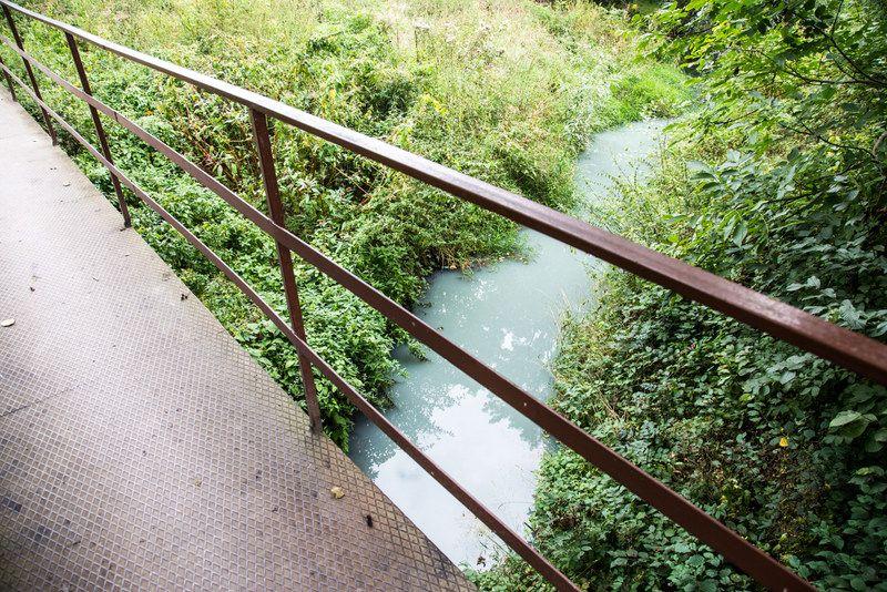 Do kontroli pobrano próbki wody powyżej i poniżej wypływu ścieków z „Astry” oraz ścieki na wylocie do potoku Jawor, a także ścieki zatrzymane w oczyszczalni. <br/>fot.Kamil Jacek Zarański