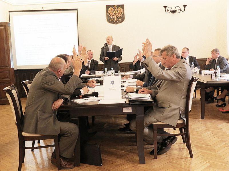 Dwunastu radnych zagłosowało za przyjęciem uchwały, jedynie przewodniczący Tomasz Kojder wstrzymał się od głosu.<br/>fot.Barbara Chmura