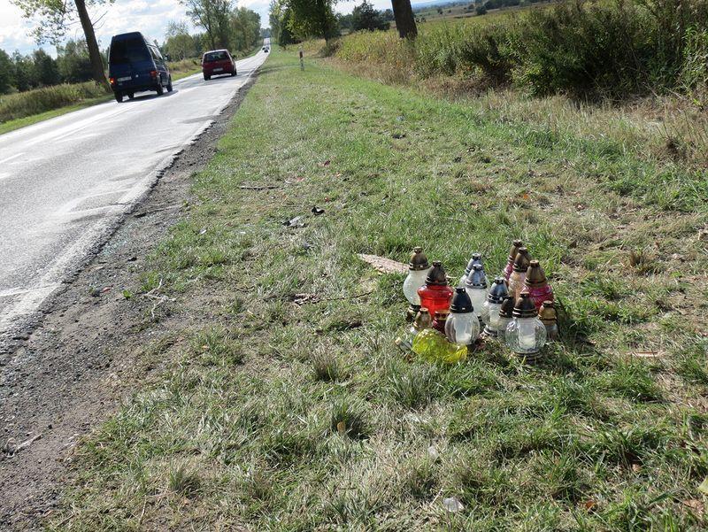 W miejscu wypadku palą się teraz znicze. Przed laty w tym niebezpiecznym miejscu również doszło do śmiertelnego wypadku.<br/>fot.Barbara Chmura