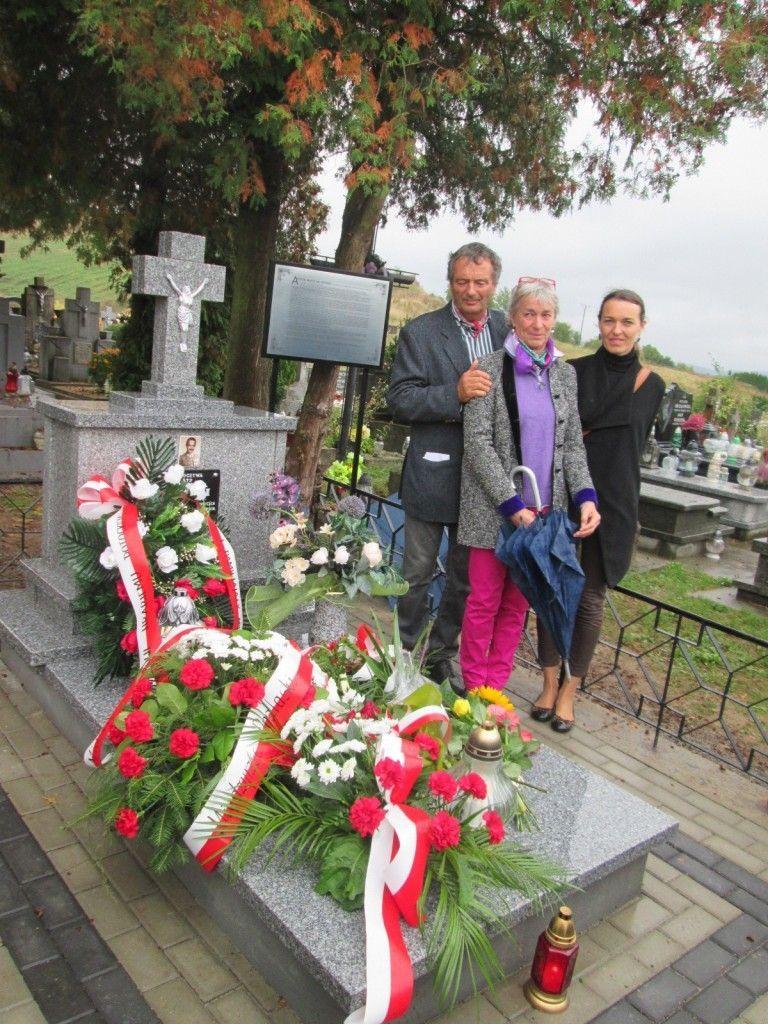 Władysław, Teresa i Julita Potoccy, czyli wnuk hrabiego z żoną i córką, którzy specjalnie na tą uroczystość przybyli z Francji przy odrestaurowanym grobie dziadka.<br/>fot.ze zbiorów własnych