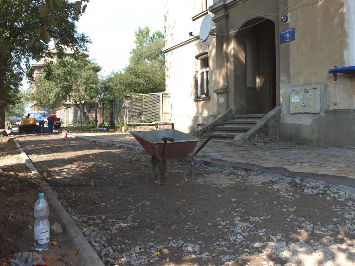 Ścieżka rowerowa przebiega dwa metry od wejścia do kamienicy przy ulicy Rosłońskiego 19.<br/>fot.Mariusz Godos