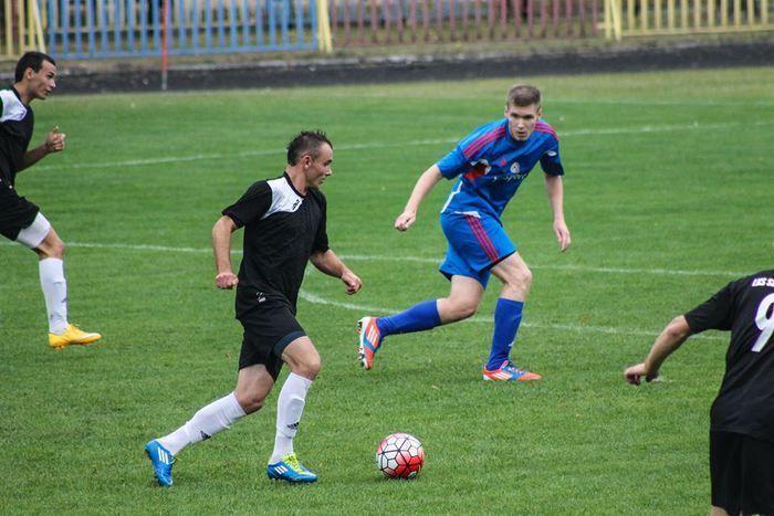 Wojciech Pilawa (przy piłce) zdobył zwycięskiego gola w meczu LKS Skołoszów z Wisłokiem Wiśniowa.<br/>fot.lksskoloszow.futbolowo.pl
